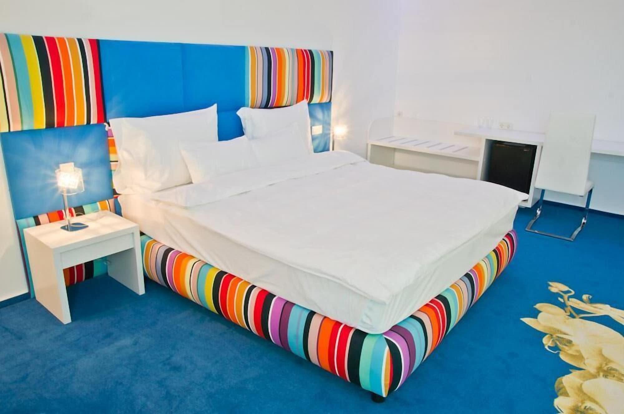 Marshal Garden Hotel Bucareste Exterior foto A room at the hotel