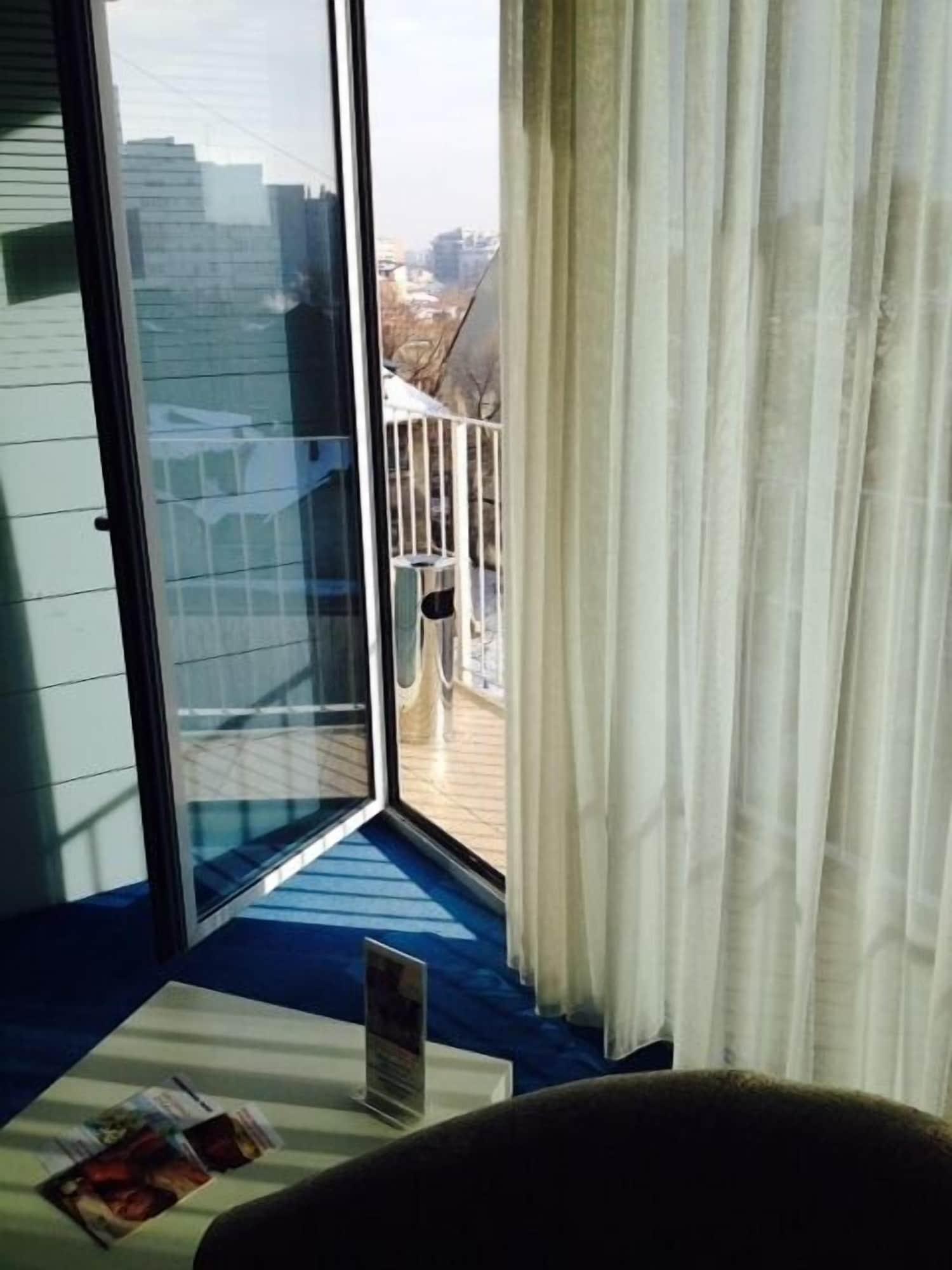 Marshal Garden Hotel Bucareste Exterior foto A balcony on a cruise ship