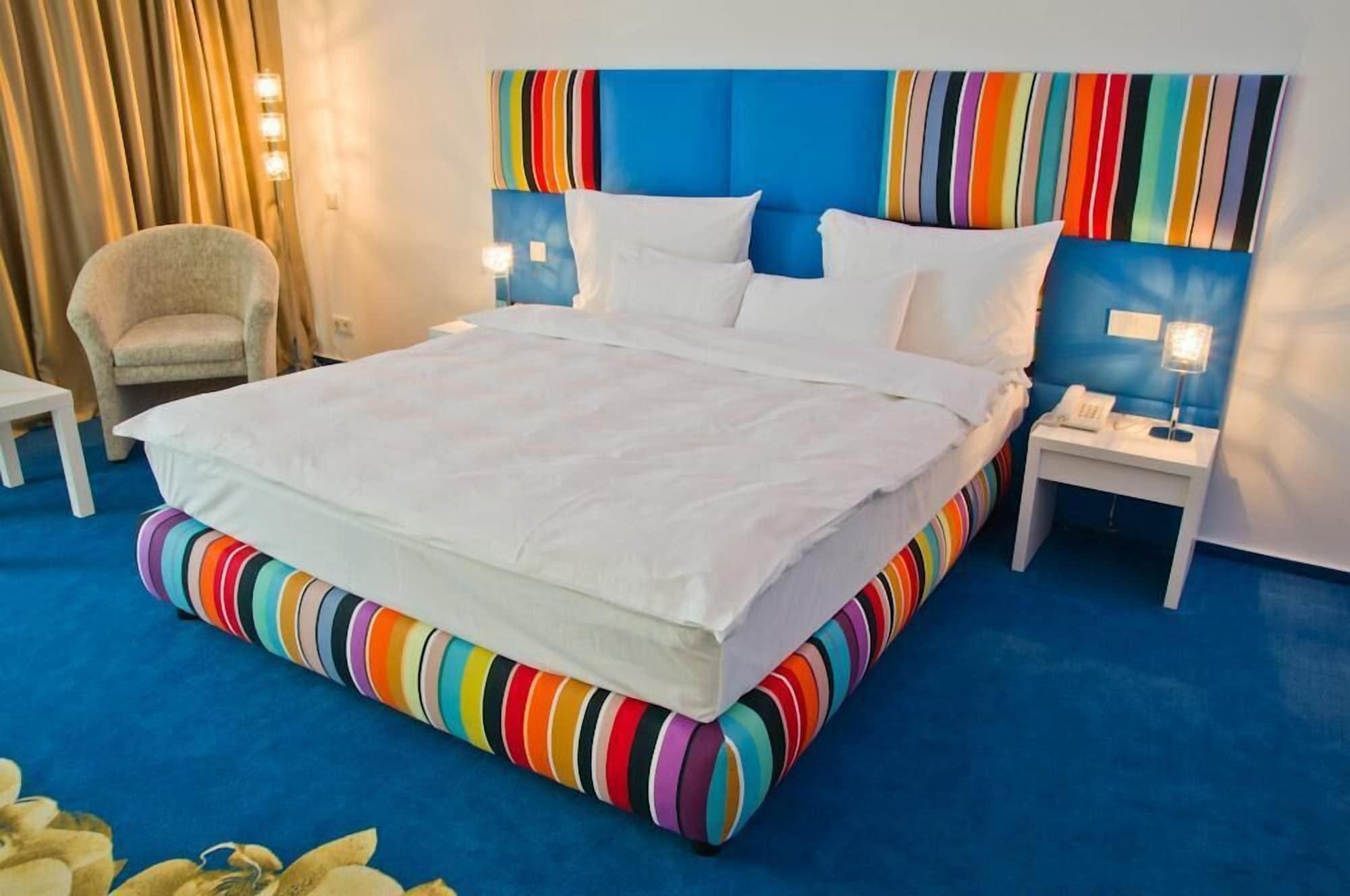 Marshal Garden Hotel Bucareste Quarto foto A bed