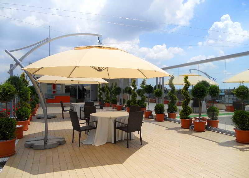 Marshal Garden Hotel Bucareste Exterior foto Rooftop bar