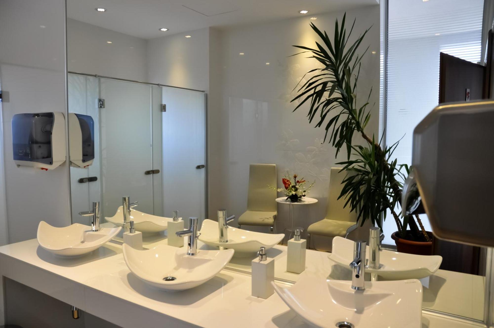 Marshal Garden Hotel Bucareste Exterior foto A modern bathroom