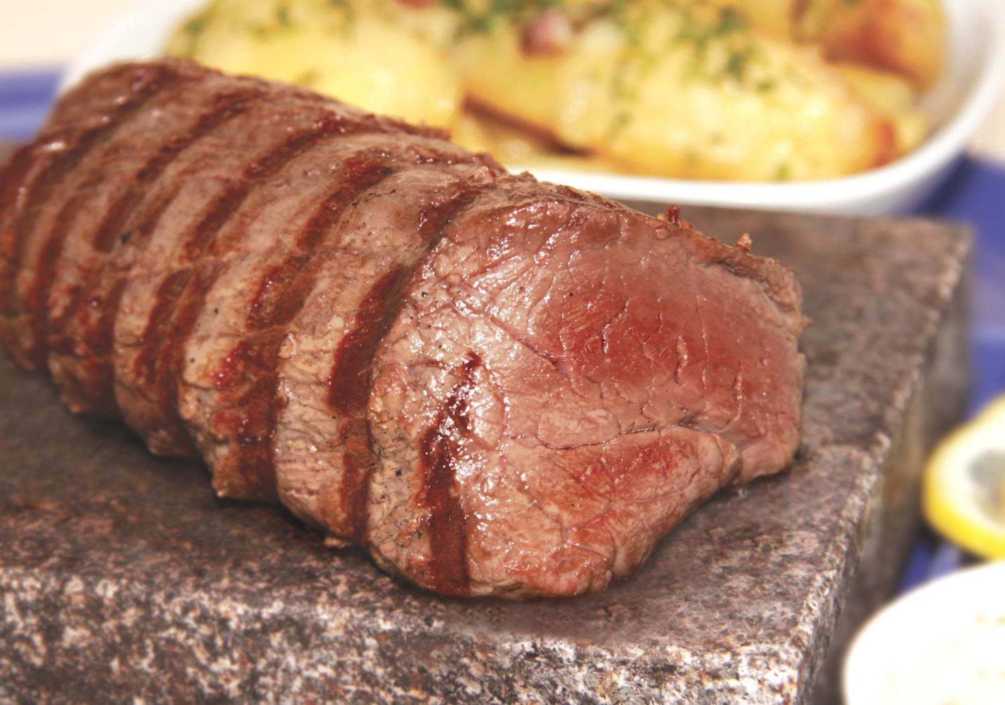 Marshal Garden Hotel Bucareste Exterior foto A steak cooked on a hot stone
