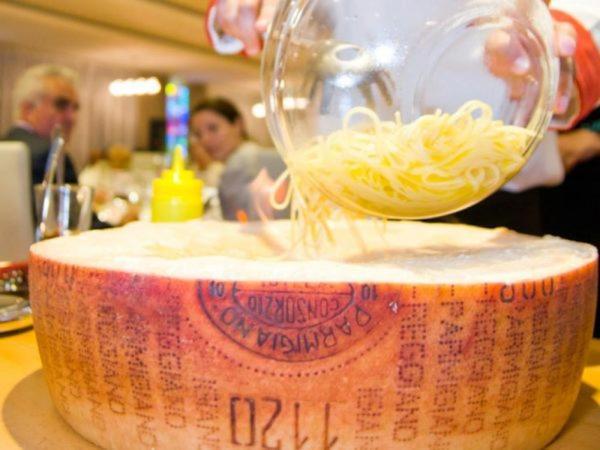 Marshal Garden Hotel Bucareste Exterior foto Parmigiano-Reggiano being grated
