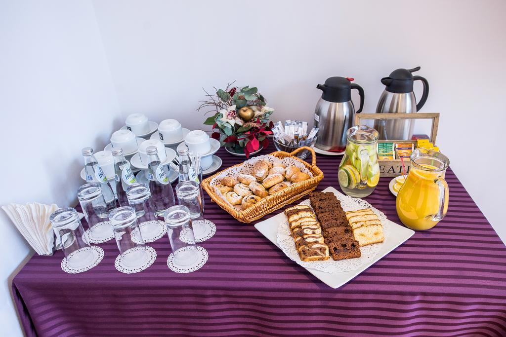Marshal Garden Hotel Bucareste Exterior foto A typical continental breakfast