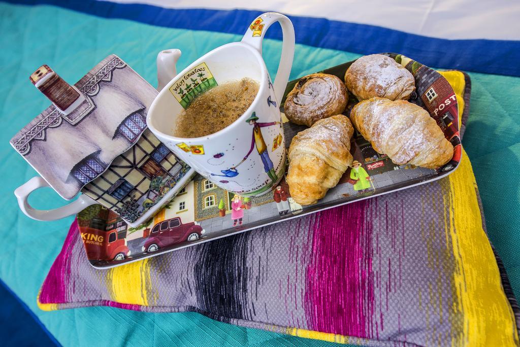Marshal Garden Hotel Bucareste Exterior foto A cup of tea with a selection of pastries