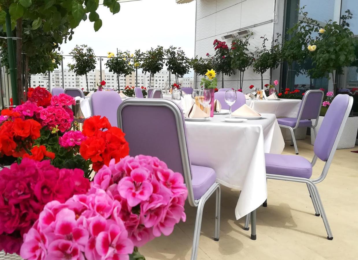 Marshal Garden Hotel Bucareste Exterior foto The terrace of the restaurant