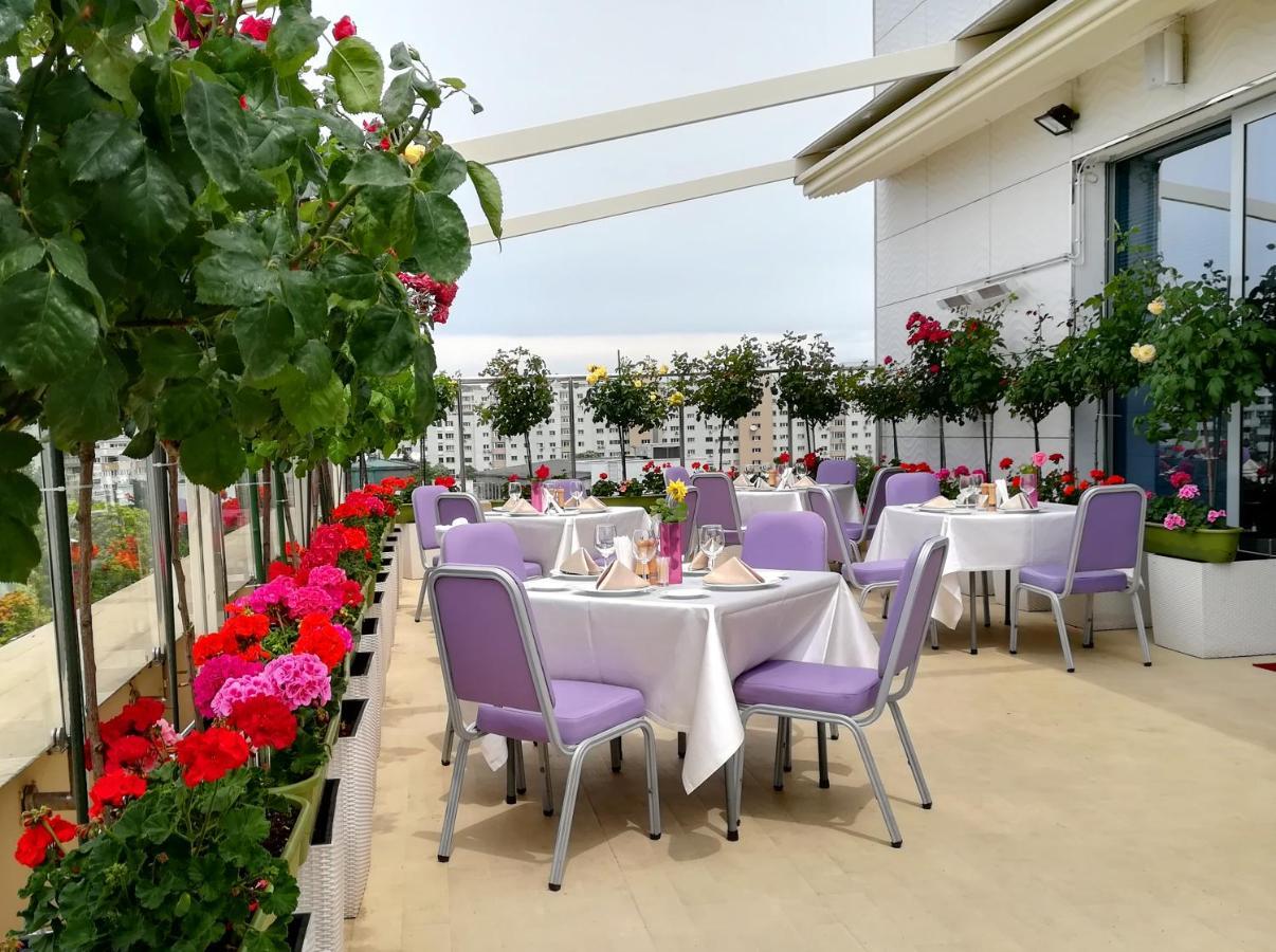 Marshal Garden Hotel Bucareste Exterior foto The terrace of the restaurant