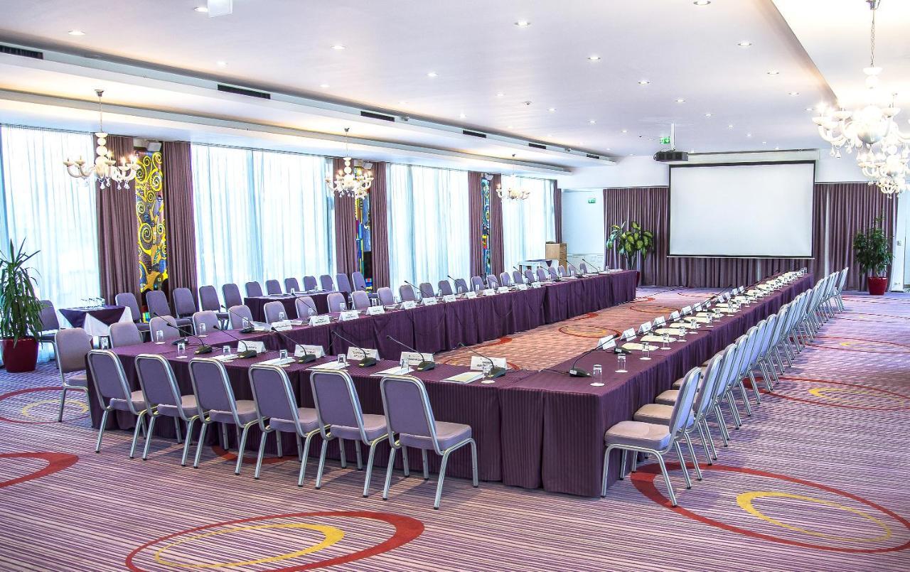 Marshal Garden Hotel Bucareste Exterior foto A meeting room